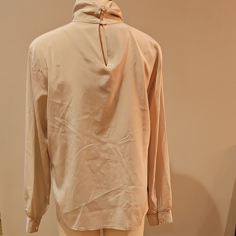 Chic Cream Blouse with Embroidered Detail - Picture 3 of 5